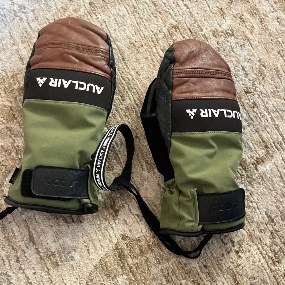 AUCLAIR Snow Angel Mittens - Women's Black/Olive
S Item #210379